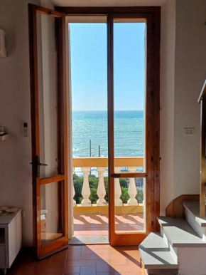 Sea-front loft in Liberty villa